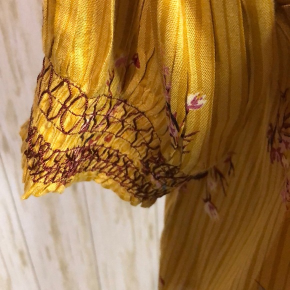 ACOS & A color gold size medium women’s top - Picture 9 of 11